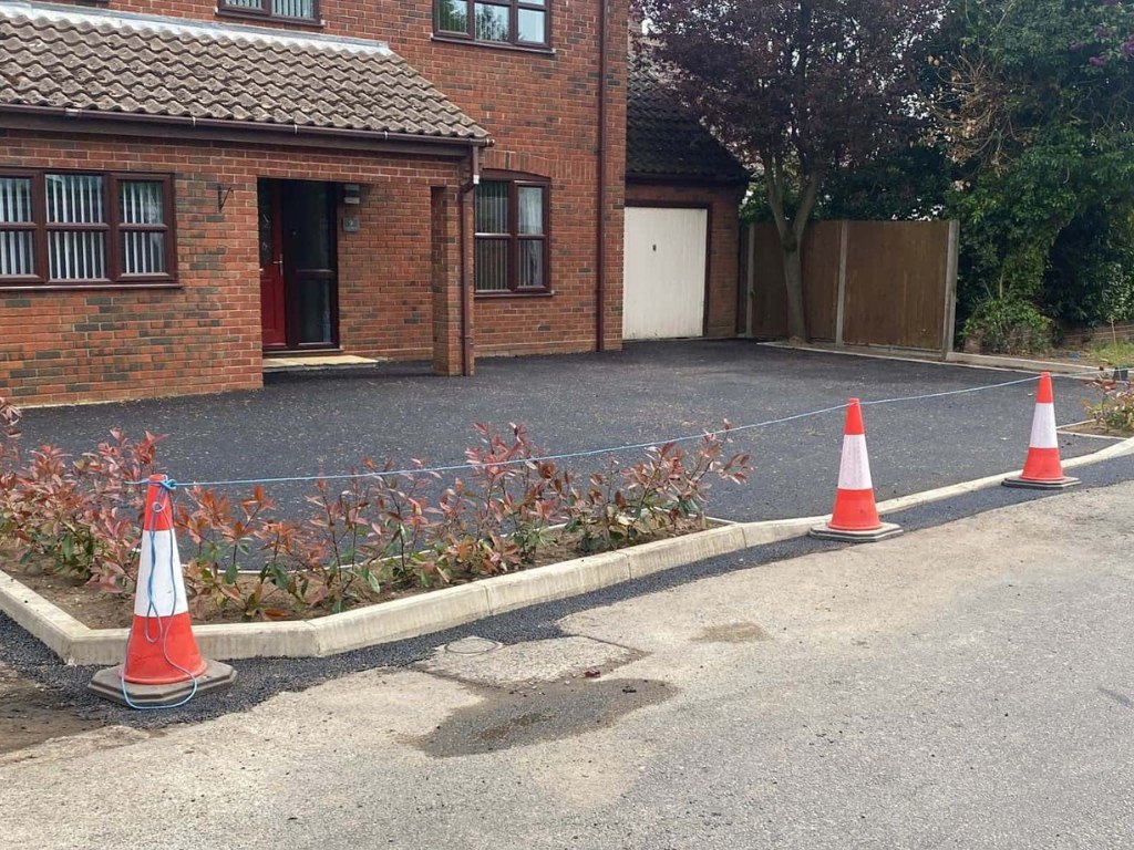 This is a newly installed tarmac driveway just installed by NS Driveways Billingshurst